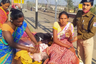 Delivery of baby girl at Koderma station