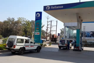 Robbery at pistol tip in petrol pump