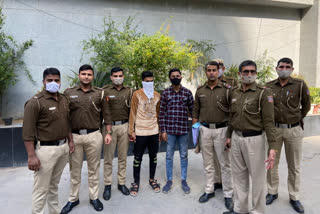 Snatchers arrest in delhi  delhi police arrest two Snatchers  बाराखंबा रोड पुलिस  crime in delhi  दिल्ली में स्नैचर्स गिरफ्तार  दिल्ली में चोरी की घटनाएं