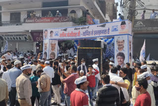 code of conduct violation in mcd election  aam aadmi party candidates election rally  mcd by election in delhi  दिल्ली में नगर निगम उपचुनाव  आम आदमी पार्टी प्रत्याशी की चुनावी रैली  मुख्यमंत्री अरविंद केजरीवाल रैली