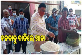 ସଫେଇ କର୍ମଚାରୀ ଓ ସ୍ବଛସାଥୀଙ୍କୁ ନିଜେ ଖାଇବାକୁ ବାଢିଲେ ଜିଲ୍ଲାପାଳ