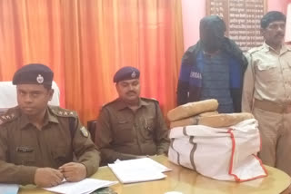 Police arrested two smugglers with 10kg gaanja in ramgarh