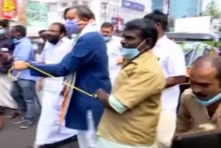 Kerala: Shashi Tharoor, Congress MP from Thiruvananthapuram, and other party workers protest against fuel price rise, outside Kerala Secretariat