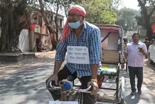 রিকশা চালিয়ে প্রতিবাদ কোননগর পৌরপ্রশাসকের