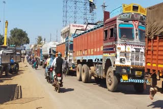 traffic-jam-on-raipur-jabalpur-national-highway-due-to-cement-mixer-machine-in-kawardha