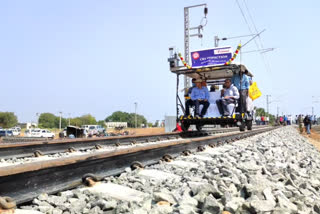 21 km two lane railway line between Kovilpatti and kadambur, Two lane railway line inspection, Railway Safety Commissioner Abhay Kumar Roy, கோவில்பட்டி முதல் கடம்பூர் வரையிலான 21 கிலோமீட்டர் ரயில்வே இருவழித்தடம், 21 கிலோமீட்டர் ரயில்வே வழித்தடம், ரயில்வே பாதுகாப்பு ஆணையர் அபய் குமார் ராய், Kovilpatti latest, கோவில்பட்டி, kadambur, கடம்பூர், தூத்துக்குடி மாவட்டச்செய்திகள், thoothukudi