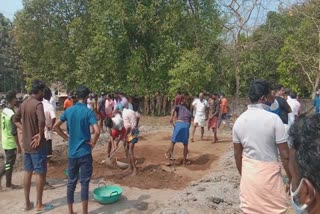 ക്രിക്കറ്റ് പിച്ച് പൊളിച്ചതിൽ പ്രതിഷേധം  demolished cricket pitch  കുട്ടമ്പുഴ ഗ്രാമ പഞ്ചായത്ത്  ക്രിക്കറ്റ് പിച്ച് പൊളിച്ചതിൽ പ്രതിഷേധം