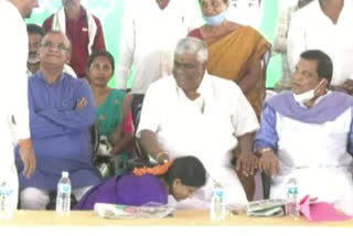 Mysore new mayor Rukmini Madhagowda, who was takes blessing from Ravanna