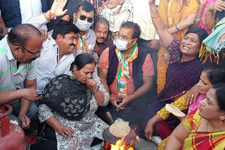 महिलाओं ने चूल्हे पर रोटियां बना किया प्रदर्शन, Women made rotis on stove and protest