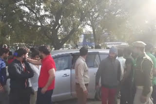 meat-laden Innova meet with accident on express way of noida