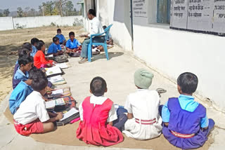 Students studying in mohalla class