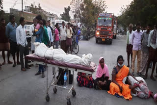 family members protest on tadipatri highway with granite factory worker dead body