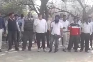 fatehabad-electricity-workers-fight-demonstration-of-electricity-workers-demanding-action