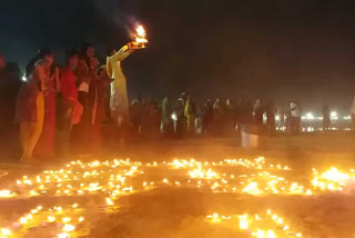 मां गंगा की विदाई आरती पर दीपों से सजे घाट