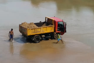 Illegal sand quarrying is going on in Surajpur