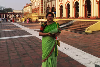 west bengal assembly election 2021 Locket Chatterjee in Dakshineswar praying for peaceful elections in west bengal assembly election