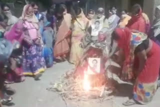 agitation by women against chitra wagh in yavatmal