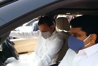 three-mp-along-with-guardian-minister-traveled-in-same-vehicle-in-kolhapur