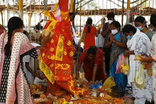 తెలంగాణ : సమ్మక్క సారలమ్మల దర్శనానికి పోటెత్తిన భక్తజనం