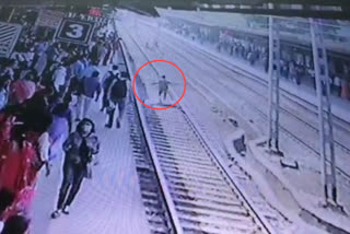 Mumbai RPF personnel  RPF personnel saves man attempting suicide  man attempts suicide on railway track  Virar Railway Station  Praveen Kumar  RPF personnel Praveen Kumar  റെയിൽ‌വേ സ്‌റ്റേഷനിൽ ആത്മഹത്യക്ക് ശ്രമിച്ച യുവാവിനെ ആർ‌പി‌എഫ് ഉദ്യോഗസ്ഥർ രക്ഷപെടുത്തി  മുംബൈ  വിരാർ റെയിൽ‌വേ സ്‌റ്റേഷൻ