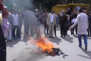 Effigy of congress party burnt by bjp nalagarh