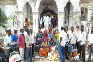 protest at Yadadri bhuvanagiri mro office by  BN Thimmapuram residents