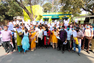 veterinary care assistant interview cancelled in coimbatore, 100 interview attendees protest, Road blockade protest in tatabad, Tatabad, Coimbatore latest, கால்நடை பராமரிப்பு உதவியாளர் நேர்முகத் தேர்வு ரத்து, 100 நேர்முகத் தேர்வர்கள் போராட்டம், டாடாபாத் சாலை மறியல் போராட்டம், டாடாபாத், கோயம்புத்தூர் மாவட்டச்செய்திகள்