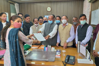 congress-submitted-memorandum-to-dehradun dm