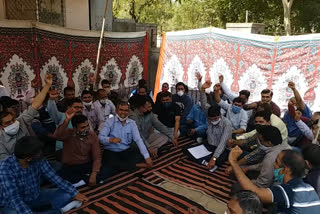 शिक्षक और कार्मिक कार्य बहिष्कार, Teachers and personnel sitting on strike