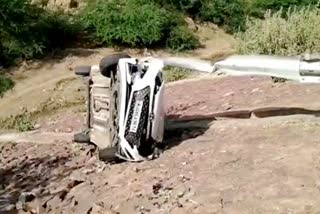 Keshoraipatan news, car overturned on the bridge