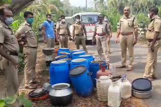 valayalam Police Raid Kozhikode nadapuram  700 ltr illegal liquor ceased in Kozhikode Valayam  illegal liquor  ceased in Kozhikode  Kozhikode Valayam  700 ltr illegal liquor  കോഴിക്കോട് വളയത്ത് വ്യാജവാറ്റ് കേന്ദ്രത്തിൽ റെയ്ഡ്; 700 ലിറ്റർ വാഷ് പിടികൂടി  കോഴിക്കോട് വളയത്ത് വ്യാജവാറ്റ് കേന്ദ്രത്തിൽ റെയ്ഡ്  700 ലിറ്റർ വാഷ് പിടികൂടി  വ്യാജവാറ്റ് കേന്ദ്രത്തിൽ റെയ്ഡ്  വാഷ് പിടികൂടി  വ്യാജവാറ്റ്  പൊലീസ്