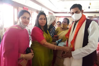 bjp district mahila morcha  ram temple doantion in dwarka delhi  bjp district mahila morcha campaign  ram temple in ayodhaya  भाजपा महिला मोर्चा का निधि समर्पण अभियान  राम मंदिर के लिए निधि समर्पण अभियान  अयोध्या का राम मंदिर