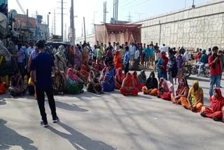 suspected death of minor boy  family members protest after minor death  ghaziabad minor boy suspected death  नाबालिग लड़के की संदिग्ध मौत  गाजियाबाद में नाबालिग लड़के की संदिग्ध मौत  गाजीपुर बॉर्डर पर धरना