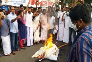 പി.സി ജോർജിന്‍റെ കോലം കത്തിച്ചു  യൂത്ത്‌ കോൺഗ്രസ്  പി സി ജോർജ്  പി സി ജോർജ് വാര്‍ത്തകള്‍  effigy of pc george burned by youth congress  youth congress  effigy of pc george burned  thiruvanathapuram  thiruvanathapuram latest news
