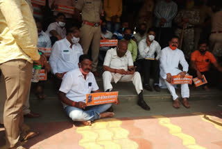 MLA Awade's sit-in agitation outside Ichalkaranji bus stand