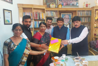 MP manoj tiwari donation for ram mandir  ram mandir in ayodhaya  contribution money for ram temple  अयोध्या में बन रहा राम मंदिर  विश्व हिंदू परिषद का समर्पण निधि अभियान  सांसद मनोज तिवारी ने समर्पण निधि अभियान