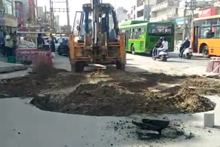 road damaged in tura mandi  tura mandi road damaged  tura mandi chowk in central delhi  kejriwal government delhi  तुरा मंडी में सड़क धंसी  तुरा मंडी गड्ढे में कार