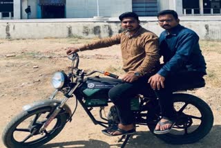 two-youths-of-raipur-convert-petrol-bike-into-electric-bike