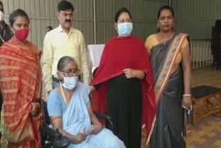 cms-daughter-gave-an-electric-wheelchair-to-a-disabled-woman-in-bhilai