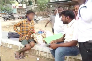 Parents left his special handicap son, Parents left his special handicap son in Davanagere,  special handicap,  special handicap news, ವಿಶೇಷಚೇತನ ಮಗನನ್ನು ಬಿಟ್ಟು ಹೋದ ಪೋಷಕರು, ದಾವಣಗೆರೆಯಲ್ಲಿ ವಿಶೇಷಚೇತನ ಮಗನನ್ನು ಬಿಟ್ಟು ಹೋದ ಪೋಷಕರು, ವಿಶೇಷಚೇತನ ಮಗ, ವಿಶೇಷಚೇತನ ಸುದ್ದಿ,