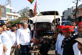 तांगे पर कार लादकर प्रदर्शन.