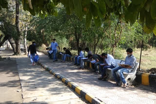 study-center-is-closed-in-nagpur students-studying on-the-road