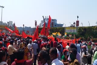 brigade-oriented-crowd-in-sealdah