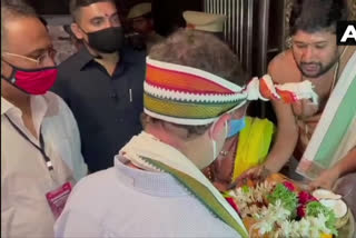 Rahul Gandhi performing Sami darshan at Tirunelveli Nellaiyappar temple