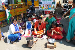 Women Congress opposed inflation by cooking food on road in ranchi