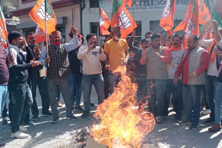 Congress effigy burnt in Nahan protest against misbehavior with governor