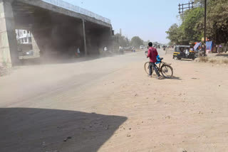 Jalgaon people suffering due to dust on dug roads