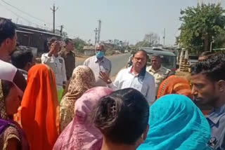 Villagers came out on the roads due to water problem.