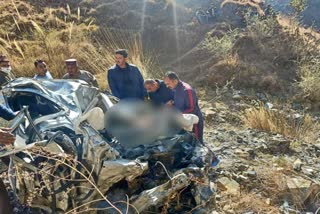 road accident in mandi  road accident mandi  three died in road accident mandi  mandi police  पुलिस अधीक्षक मंडी शालिनी अग्निहोत्री  सड़क हादसा मंडी  खाई में गिरी कार मंडी  पुलिस अधीक्षक मंडी शालिनी अग्निहोत्री  मंडी में खाई में गिरी कार