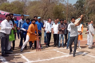 क्रिकेट प्रतियोगिता का शुभारम्भ डीएम संजीव कुमार ने किया.